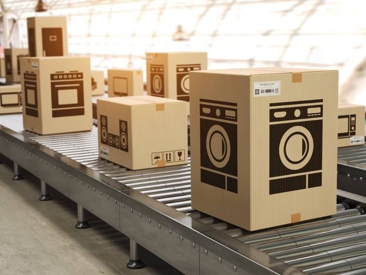 Cajas de cartón en banda transportadora