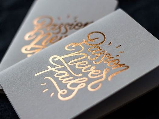 Acabado foil dorado sobre papel