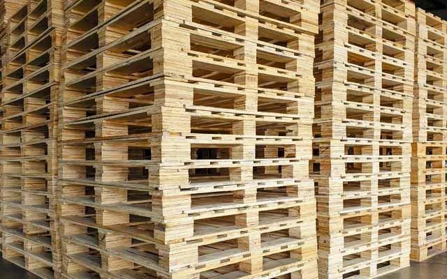Tarimas de madera apiladas